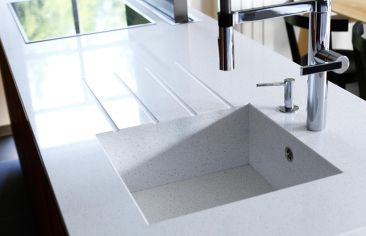 Столешницы из искусственного акрилового камня: плюсы, минусы, ремонт и цены