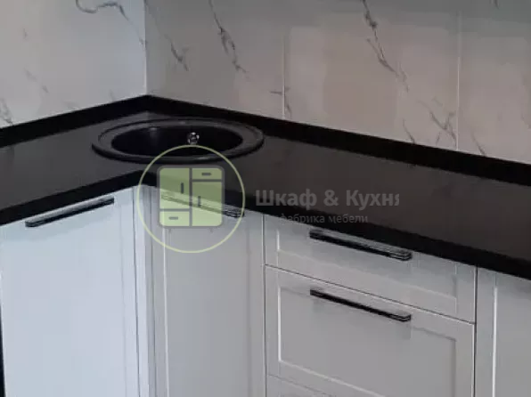 Угловая кухонная столешница черная