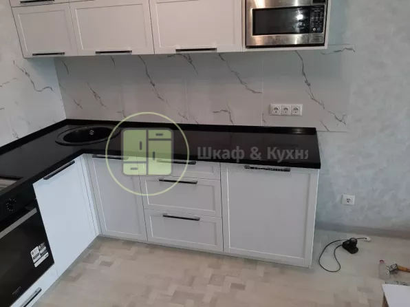 Угловая кухонная столешница черная