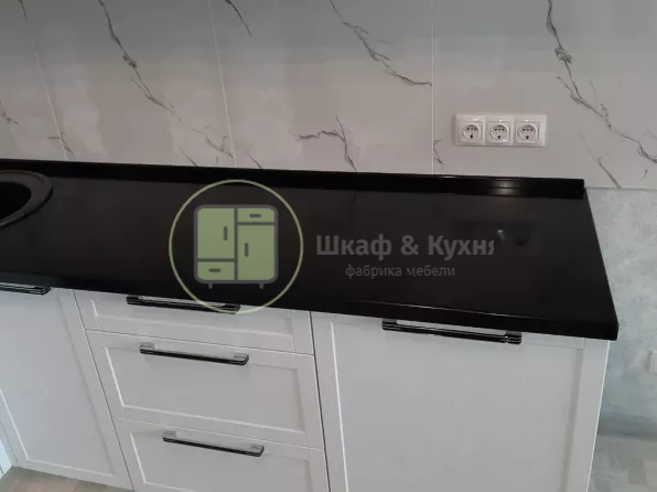 Угловая кухонная столешница черная